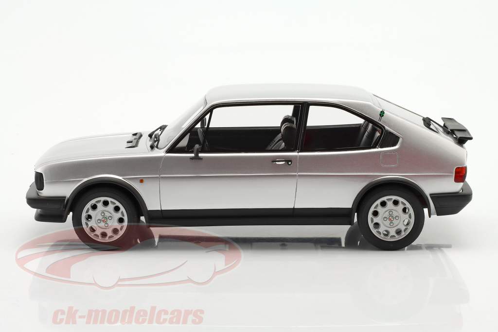 Alfa Romeo Alfasud Ti Año de construcción 1983 plata 1:18 Cult Scale