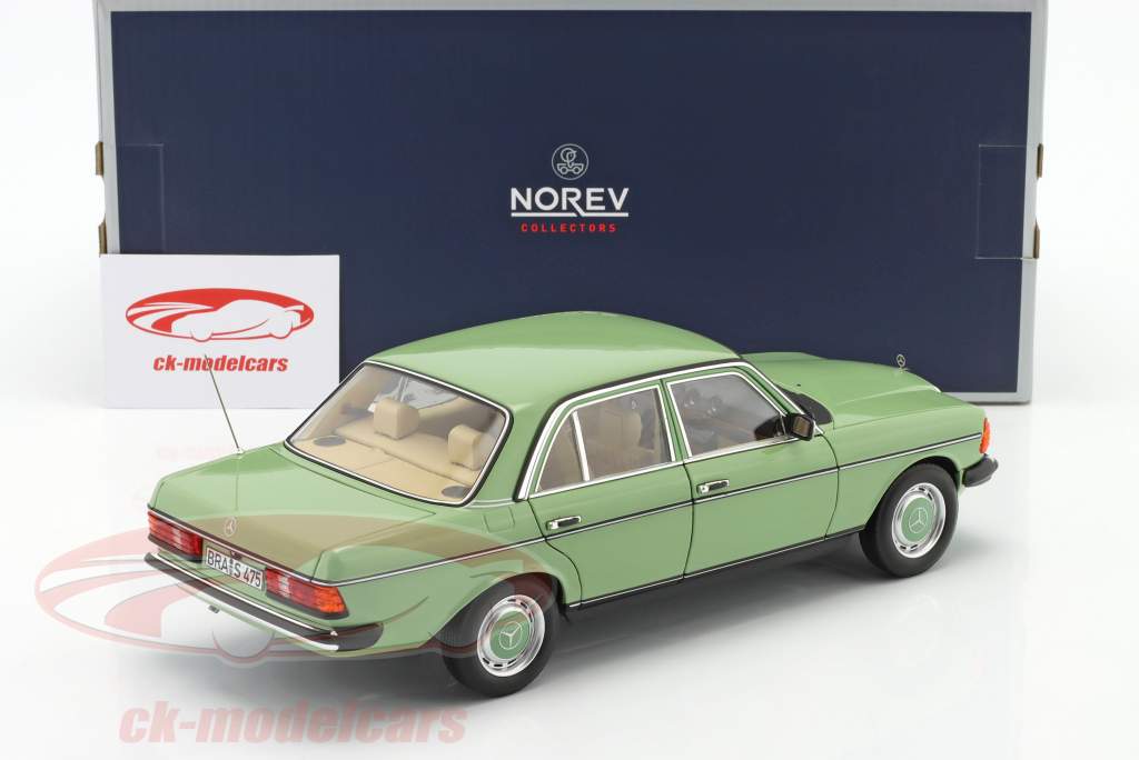 Mercedes-Benz 200 Año de construcción 1982 verde 1:18 Norev
