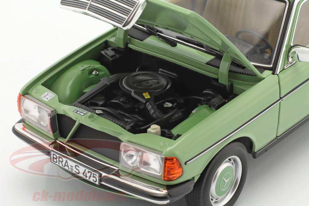 Mercedes-Benz 200 Año de construcción 1982 verde 1:18 Norev