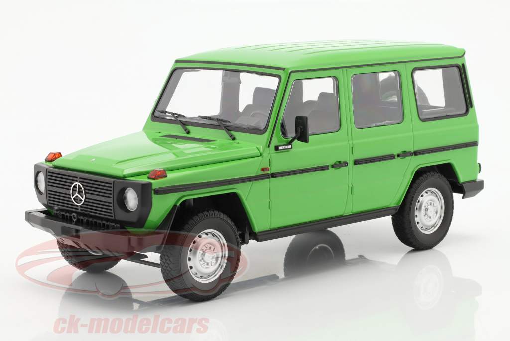 Mercedes-Benz G-Modell largo (W460) Año de construcción 1980 verde 1:18 Minichamps