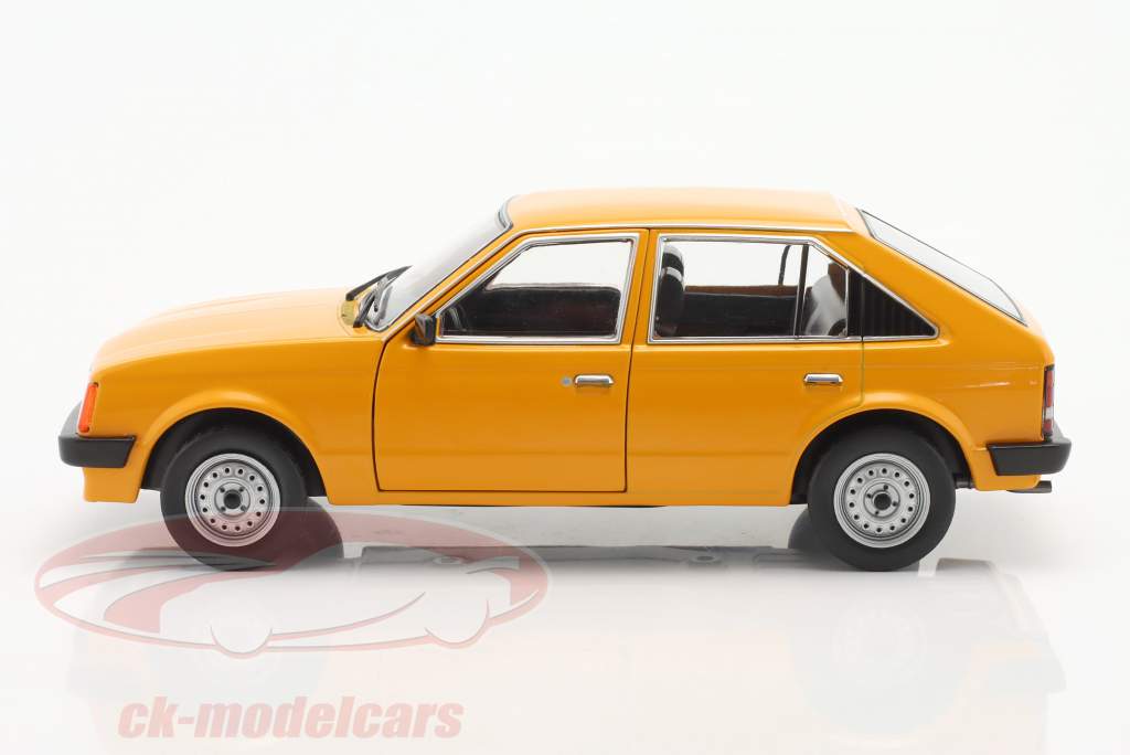 Opel Kadett D naranja 1:24 WhiteBox