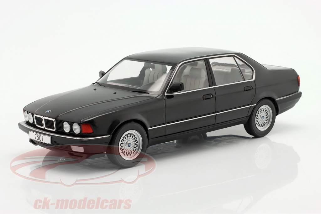 BMW 750i (E32) Baujahr 1992 schwarz metallic 1:18 Model Car Group