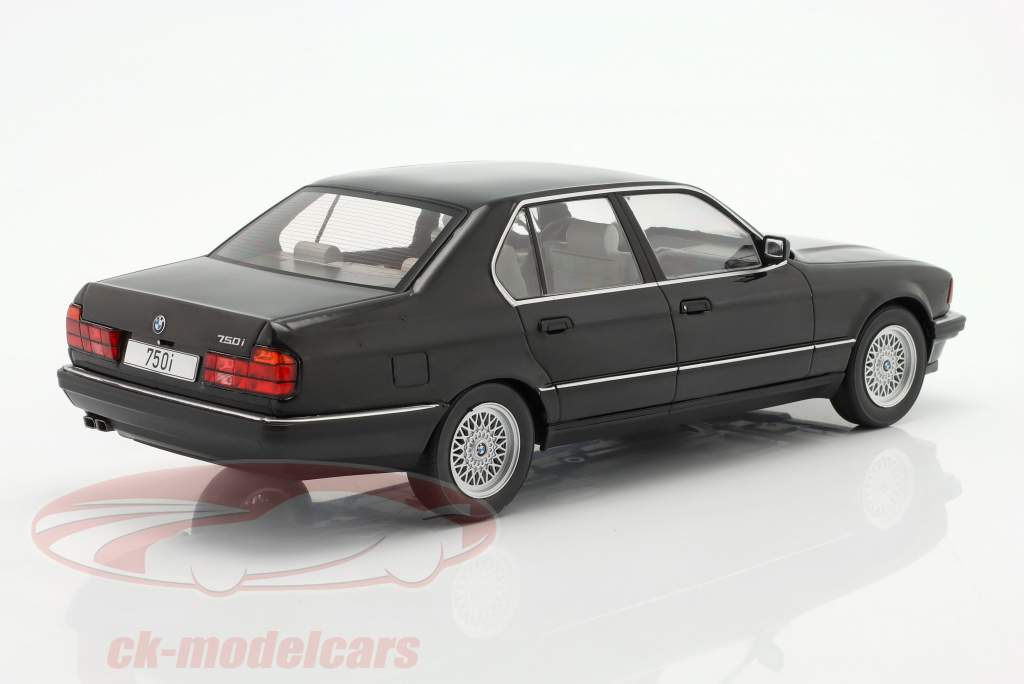 BMW 750i (E32) year 1992 black metallic 1:18 Model Car Group