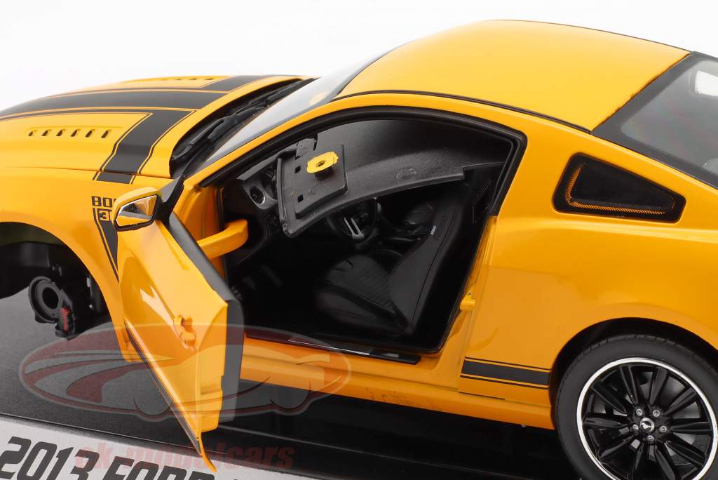 Ford Mustang Boss 302 2013 gul / sort 1:18 ShelbyCollectibles / 2. valg