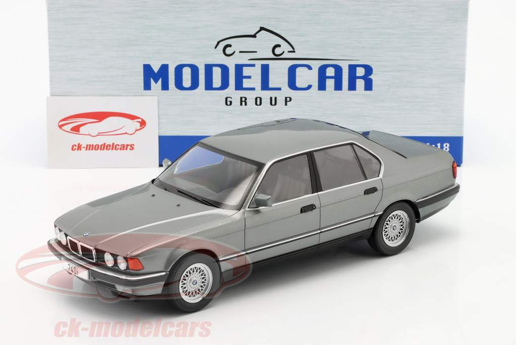 BMW 740i (E32) Grijs metallic 1:18 Model Car Group