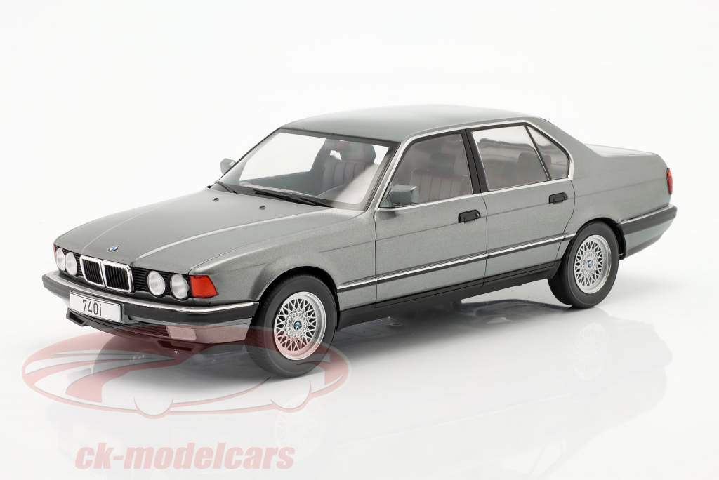 BMW 740i (E32) Gris metallic 1:18 Model Car Group