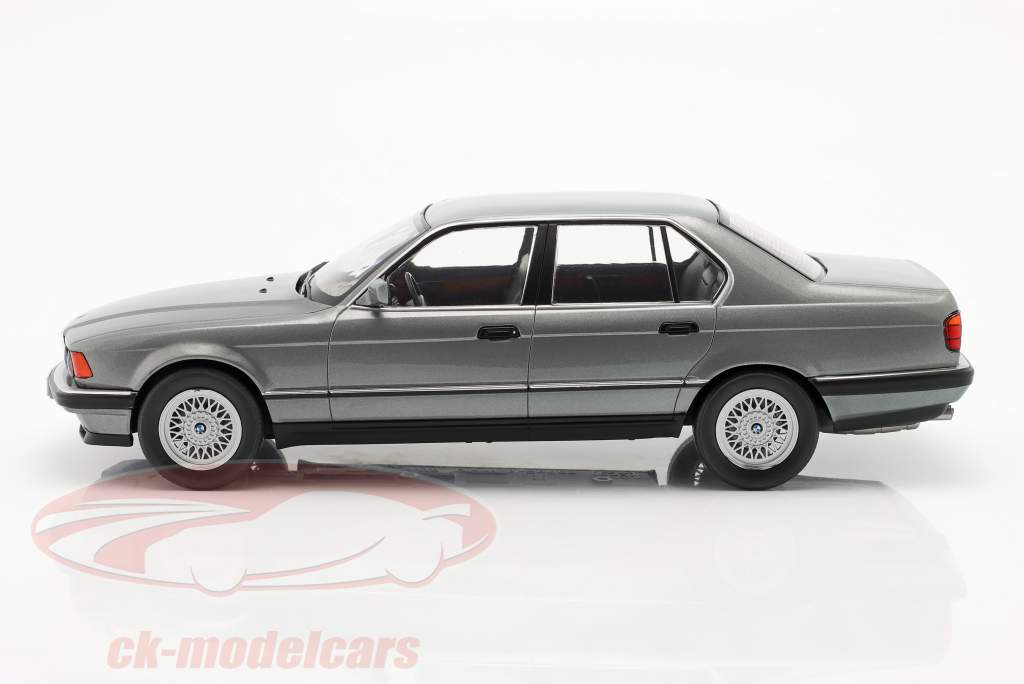 BMW 740i (E32) Grå metallic 1:18 Model Car Group