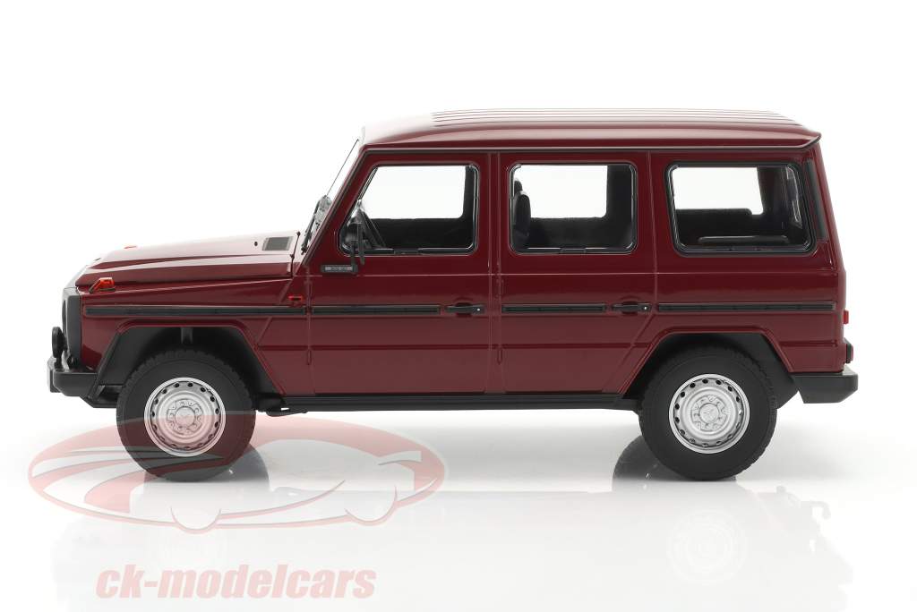 Mercedes-Benz G-Modell largo (W460) Año de construcción 1980 rojo oscuro 1:18 Minichamps