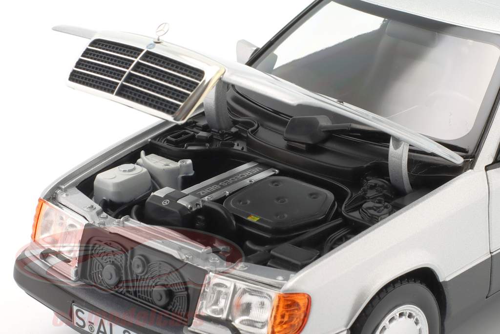 Mercedes-Benz 300 CE-24 Coupe (C124) bouwjaar 1990 zilver 1:18 Norev