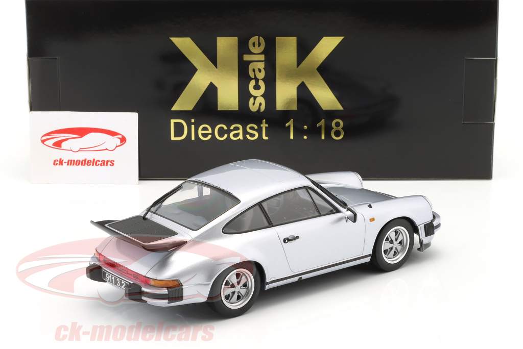 Porsche 911 卡雷拉 Coupe 3.2 1988 250.000 和 后扰流板 1:18 KK-Scale