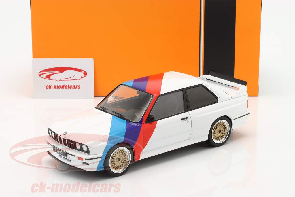 BMW M3 E30 Année de construction 1989 Blanc / bleu / rouge 1:18 Ixo