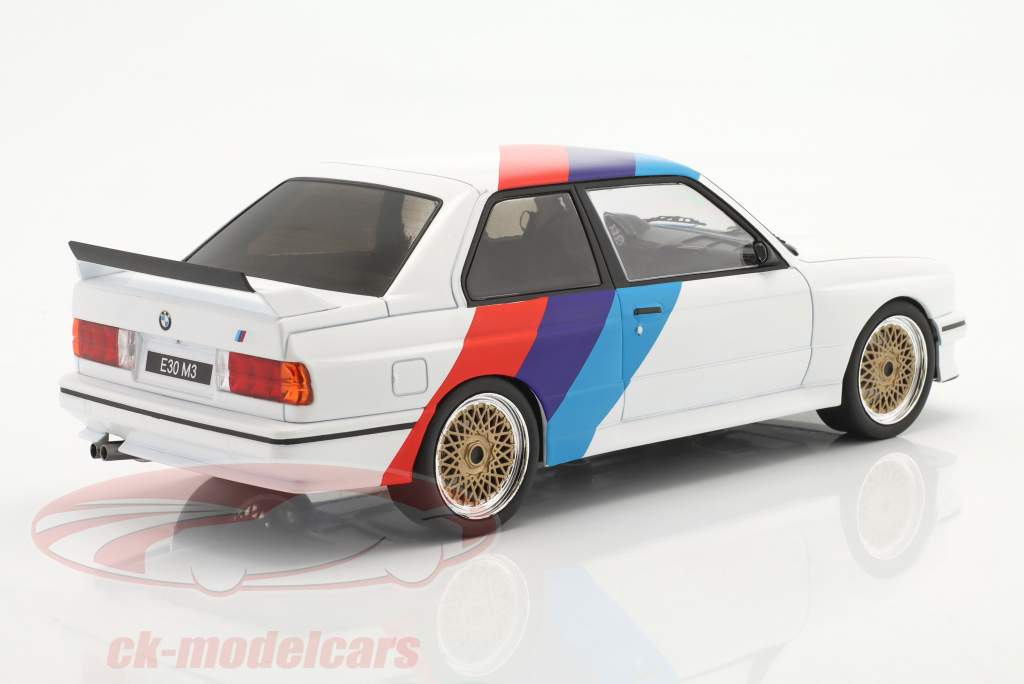 BMW M3 E30 Année de construction 1989 Blanc / bleu / rouge 1:18 Ixo