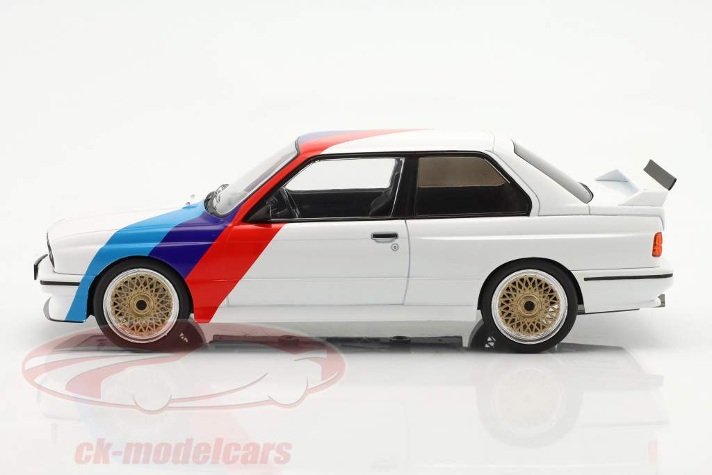 BMW M3 E30 建设年份 1989 白色的 / 蓝色的 / 红色的 1:18 Ixo