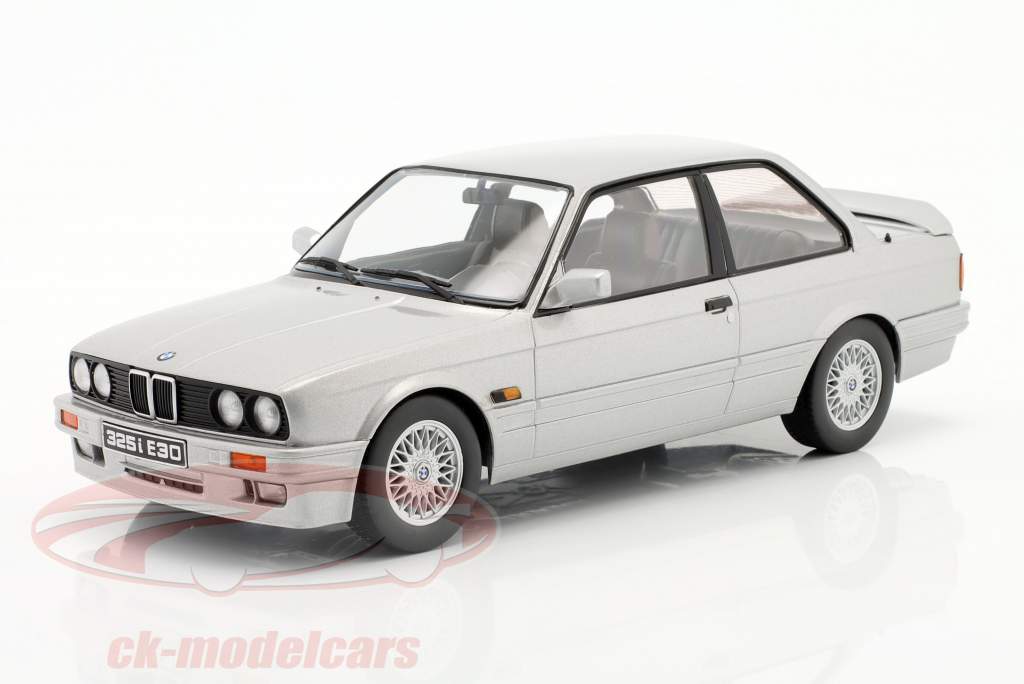 BMW 325i (E30) M-Paket 2 Año de construcción 1988 plata 1:18 KK-Scale
