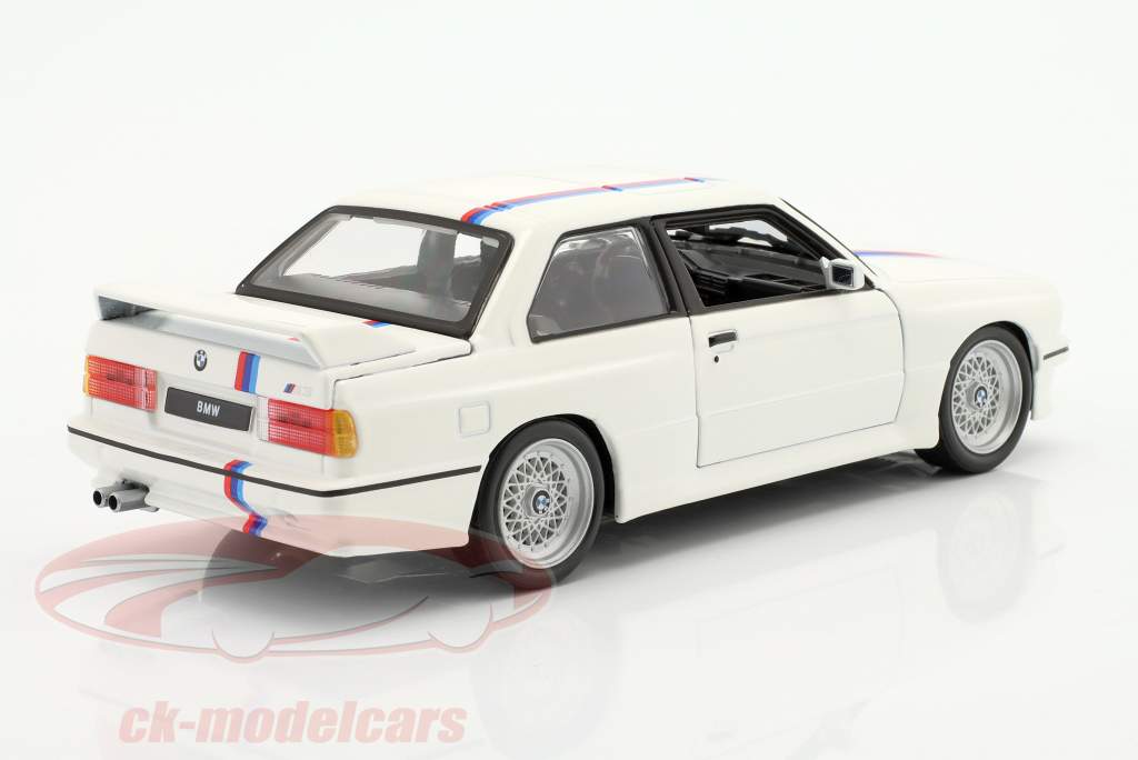 BMW M3 (E30) Año de construcción 1988 blanco 1:24 Bburago