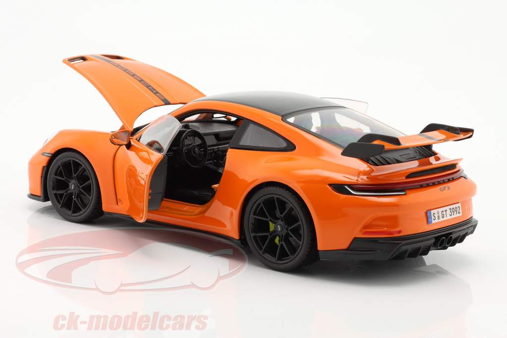 Porsche 911 (992) GT3 Baujahr 2022 gulf orange 1:18 Maisto
