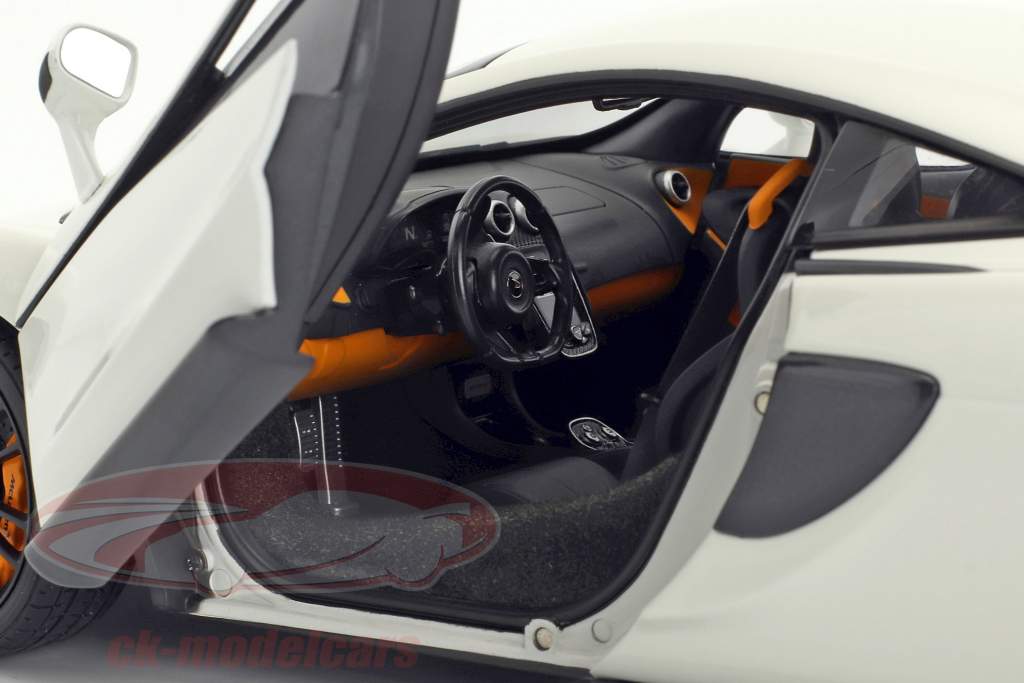 McLaren 570S Año de construcción 2016 Blanco Con negro llantas 1:18 AUTOart