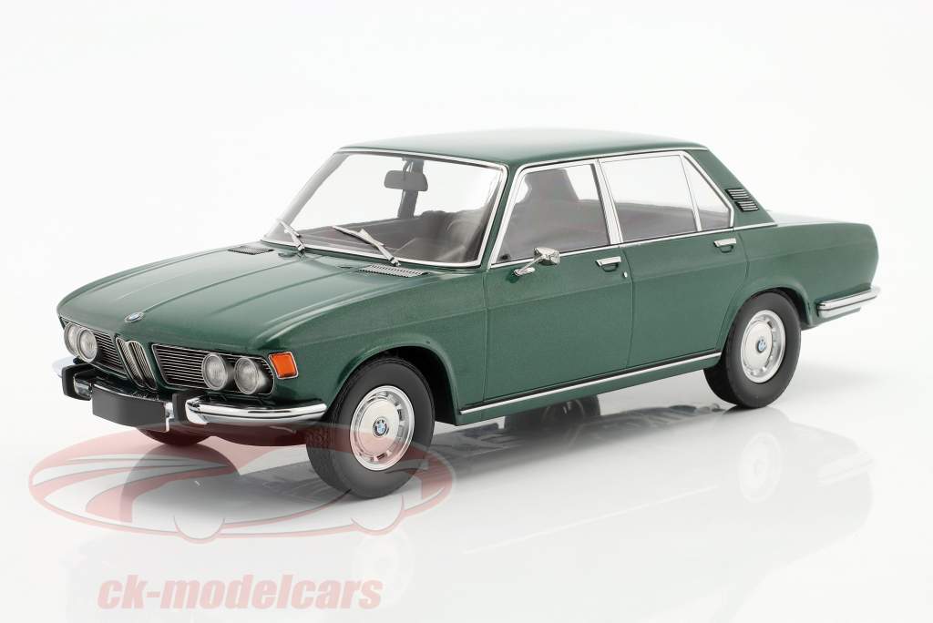 BMW 2500 (E3) 建设年份 1968 深绿色 金属的 1:18 Minichamps