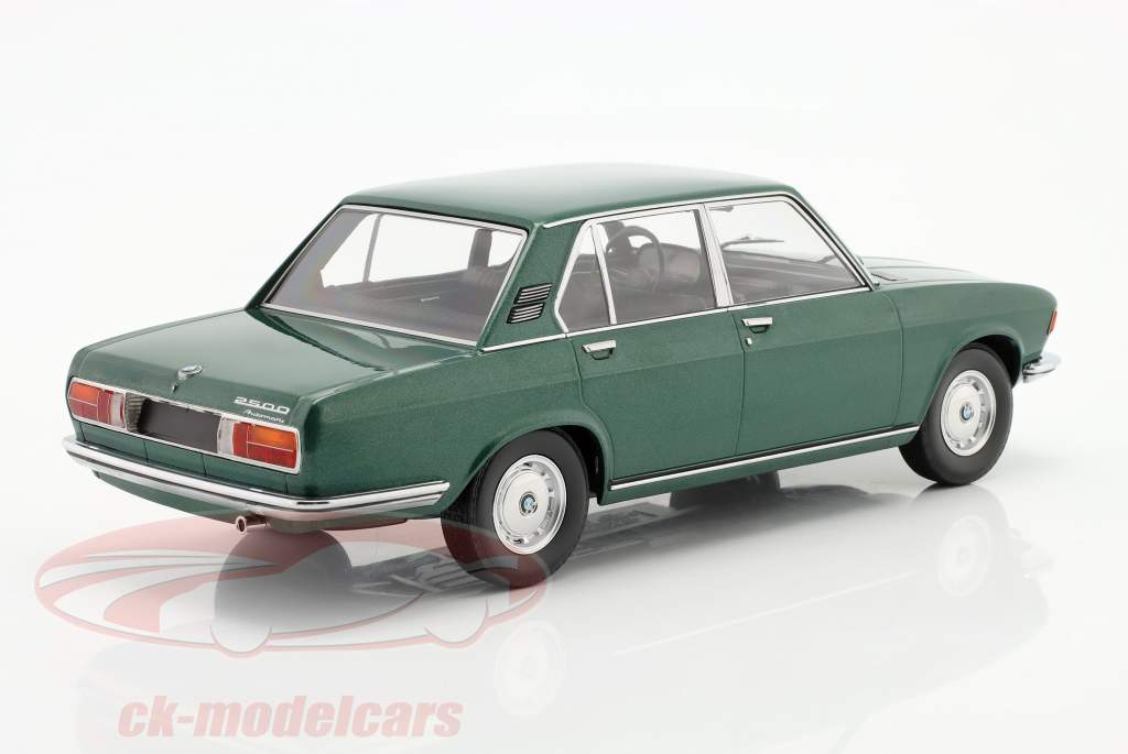 BMW 2500 (E3) 建设年份 1968 深绿色 金属的 1:18 Minichamps