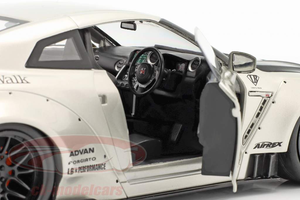 Nissan GT-R (R35) Liberty Walk Body Kit 2.0 Byggeår 2020 perlegrå 1:18 Solido