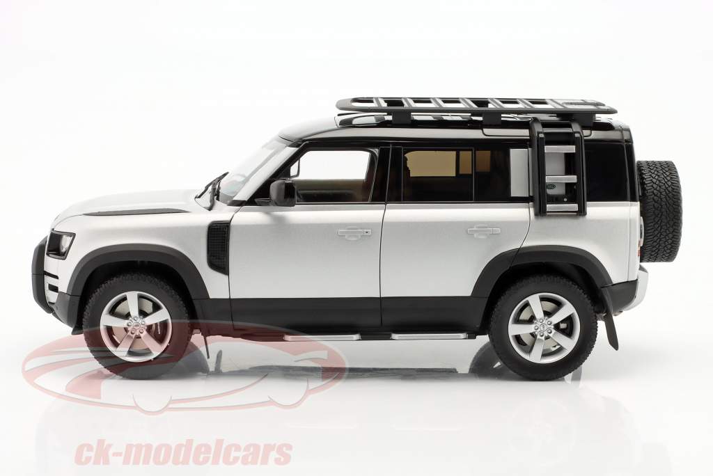 Land Rover Defender 110 Baujahr 2020 silber / schwarz 1:18 Almost Real