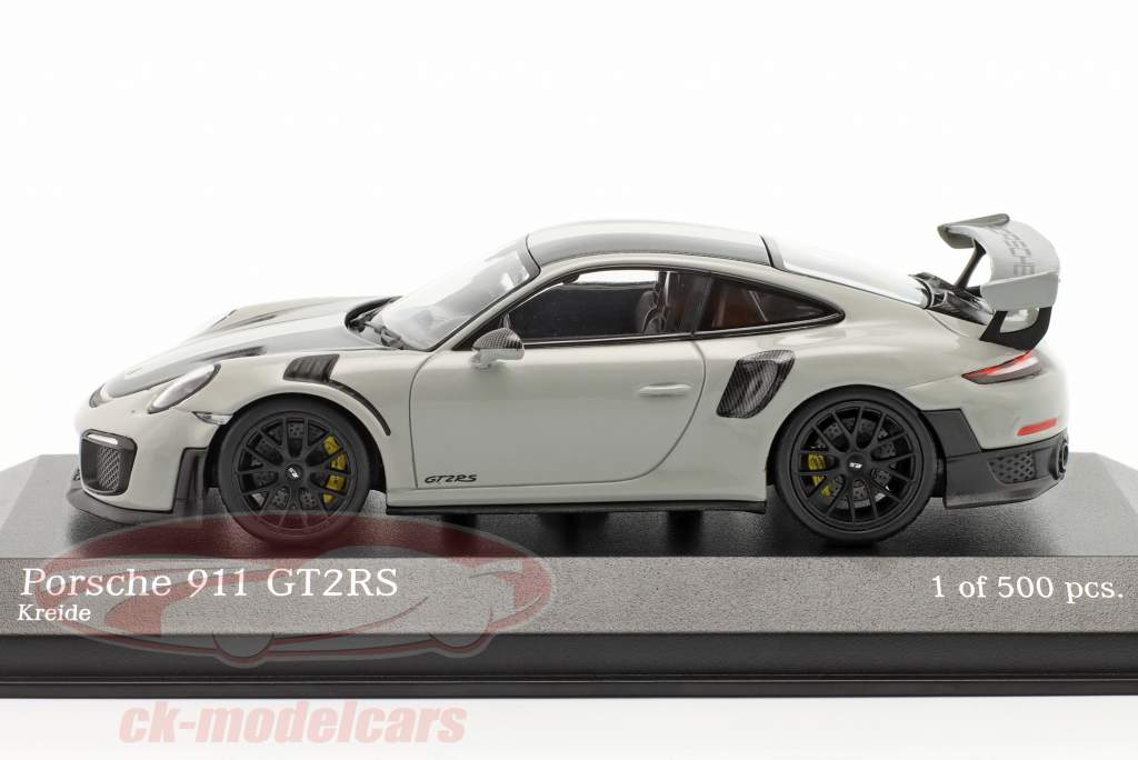 Porsche 911 (991 II) GT2 RS Paquete Weissach 2018 tiza / negro llantas 1:43 Minichamps