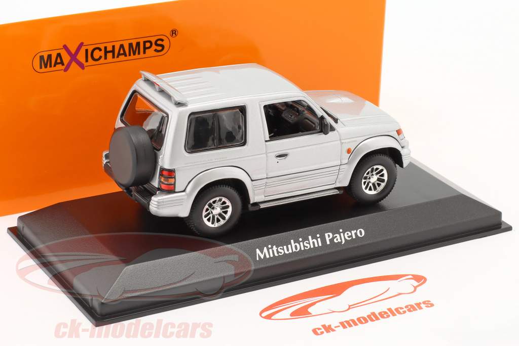 Mitsubishi Pajero ano de construção 1991 prata 1:43 Minichamps
