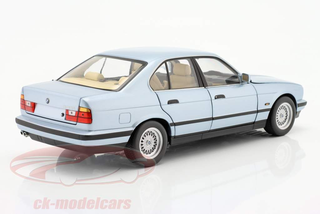 BMW 535i (E34) Год постройки 1988 Светло-синий металлический 1:18 Minichamps