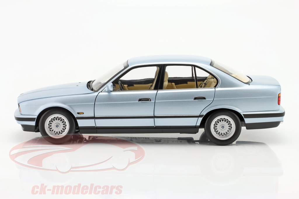 BMW 535i (E34) Год постройки 1988 Светло-синий металлический 1:18 Minichamps