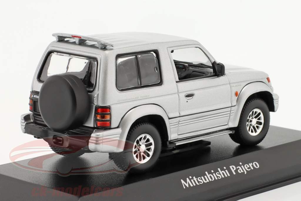 Mitsubishi Pajero Année de construction 1991 argent 1:43 Minichamps