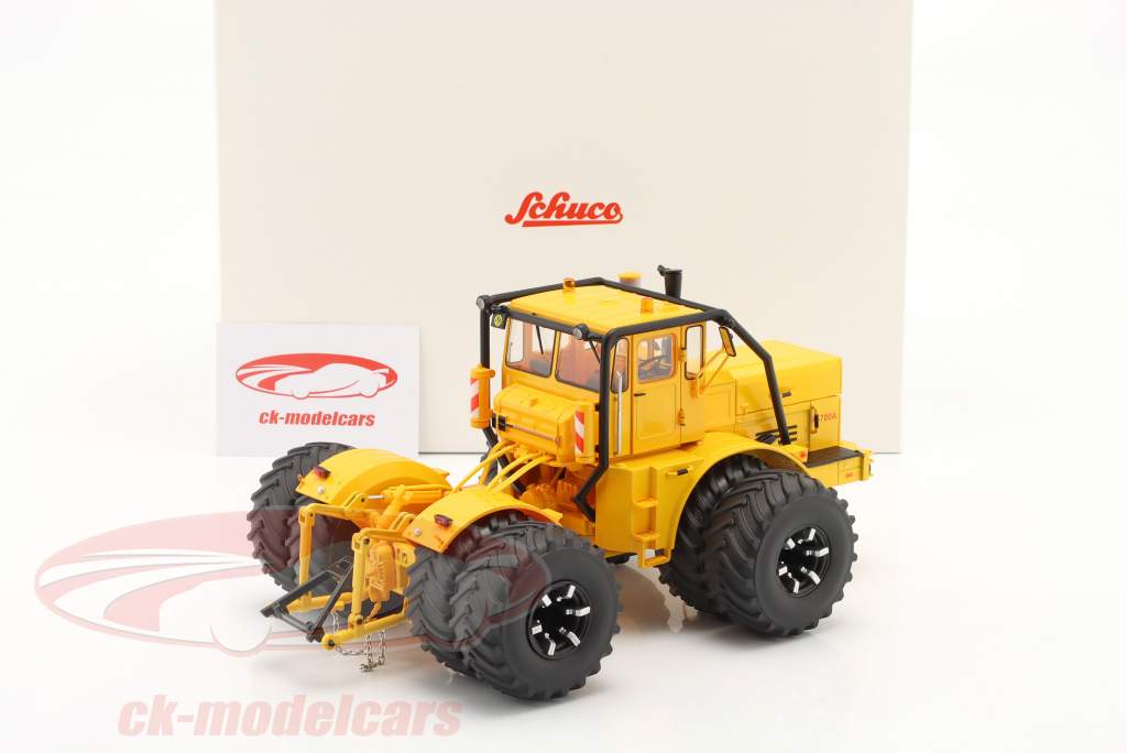 Kirovets K-700 A tractor Con neumáticos dobles amarillo 1:32 Schuco