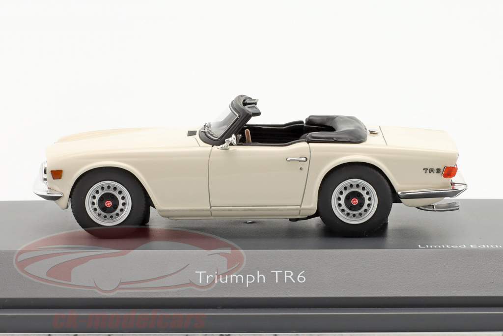 Triumph TR6 Roadster year 1968-1976 white 1:43 Schuco
