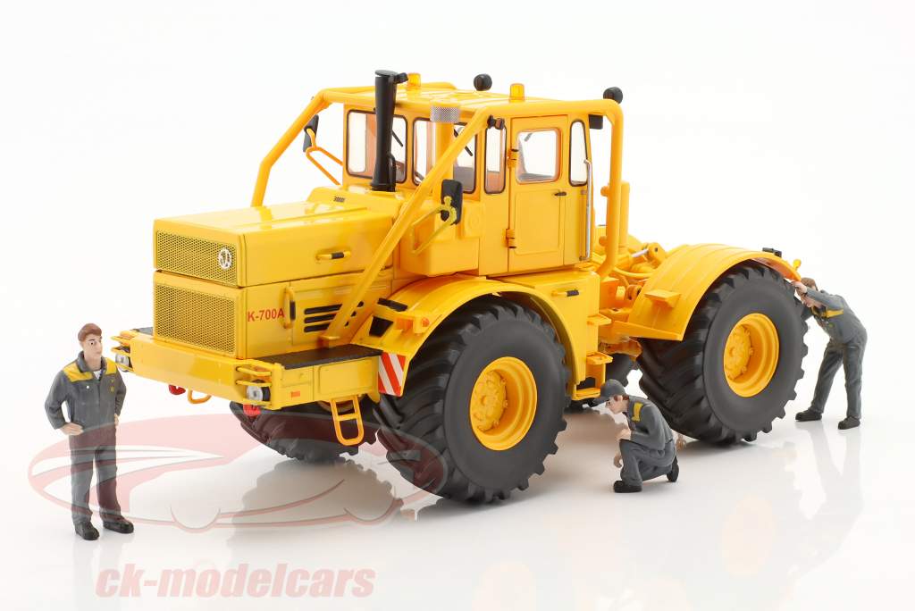 Kirovets K-700 A tractor Met karakters geel 1:32 Schuco