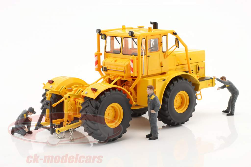 Kirovets K-700 A трактор С персонажи желтый 1:32 Schuco