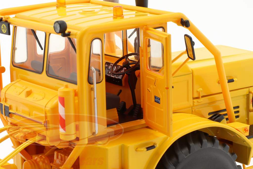 Kirovets K-700 A Traktor mit Figuren gelb 1:32 Schuco