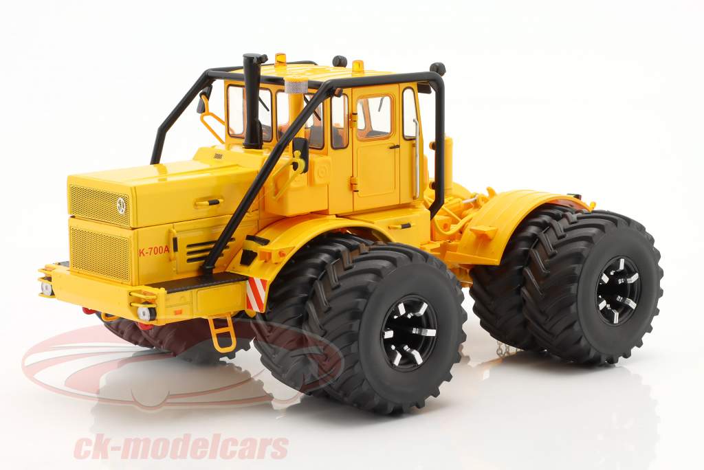 Kirovets K-700 A tractor with double tires yellow 1:32 Schuco