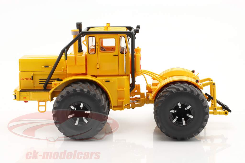 Kirovets K-700 A traktor Med dobbeltdæk gul 1:32 Schuco
