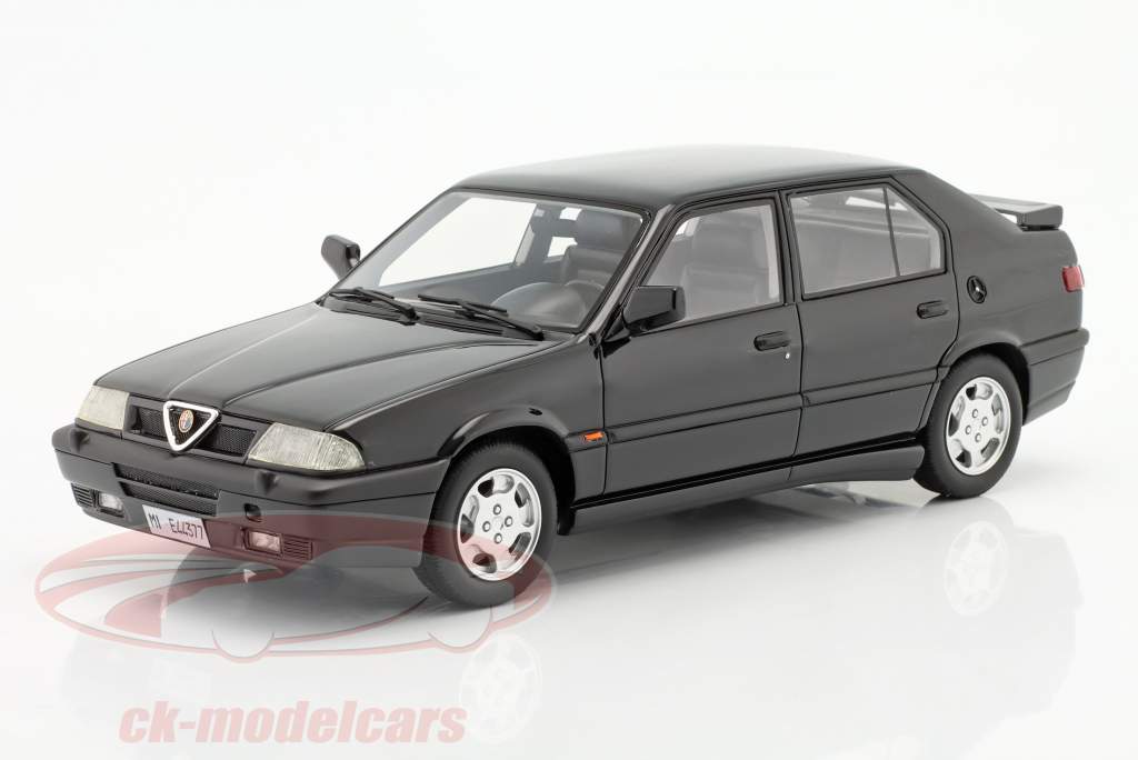 Alfa Romeo 33 S QV Permanent 4 Año de construcción 1991 negro 1:18 Cult Scale