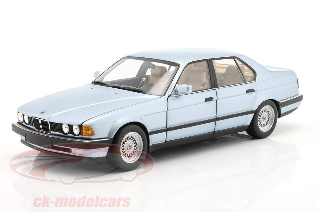 BMW 730i (E32) Año de construcción 1986 Azul claro metálico 1:18 Minichamps