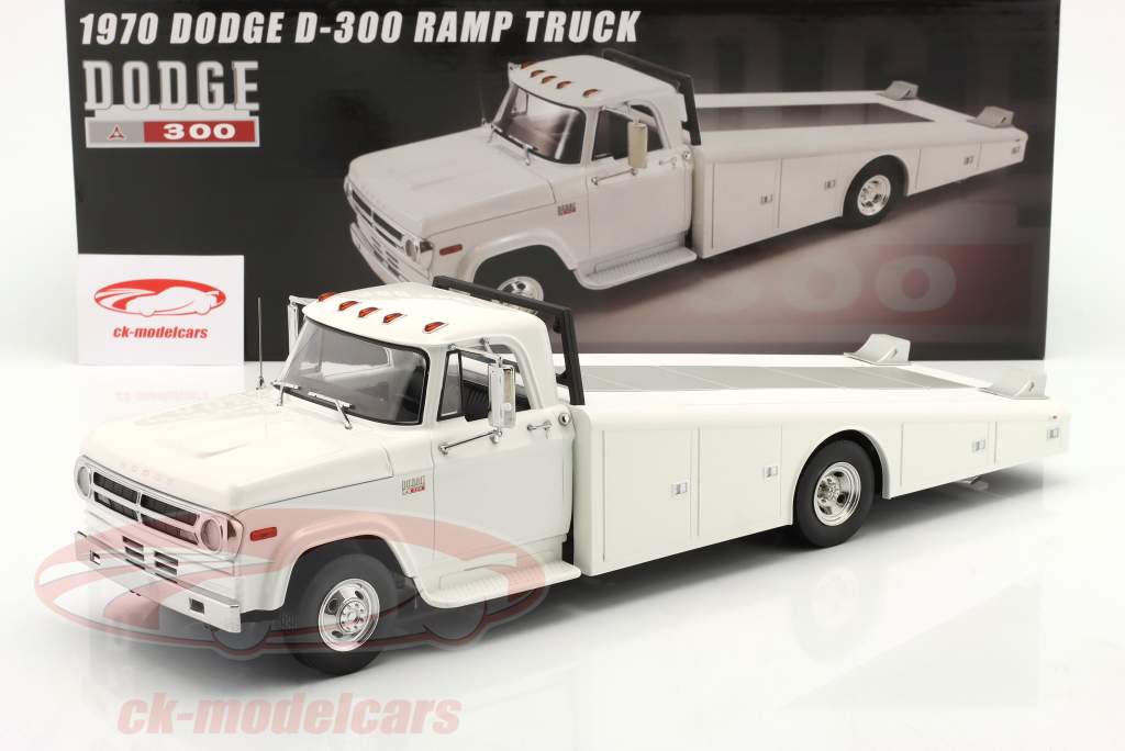 Dodge D-300 Ramp Truck Byggeår 1970 hvid 1:18 GMP