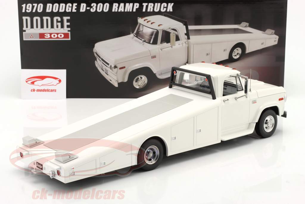 Dodge D-300 Ramp Truck Baujahr 1970 weiß 1:18 GMP