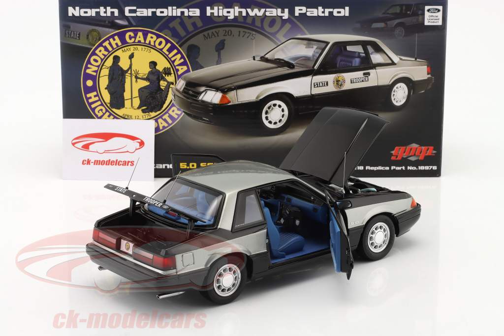 Ford Mustang 5.0 SSP Highway Patrol 1993 sort / sølv 1:18 GMP