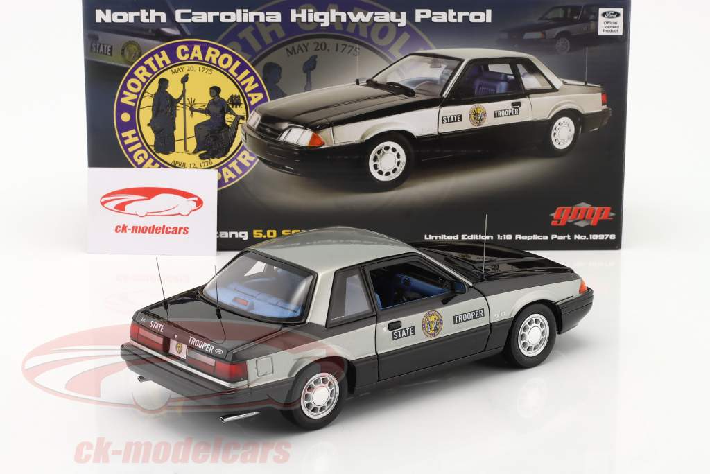 Ford Mustang 5.0 SSP Highway Patrol 1993 sort / sølv 1:18 GMP