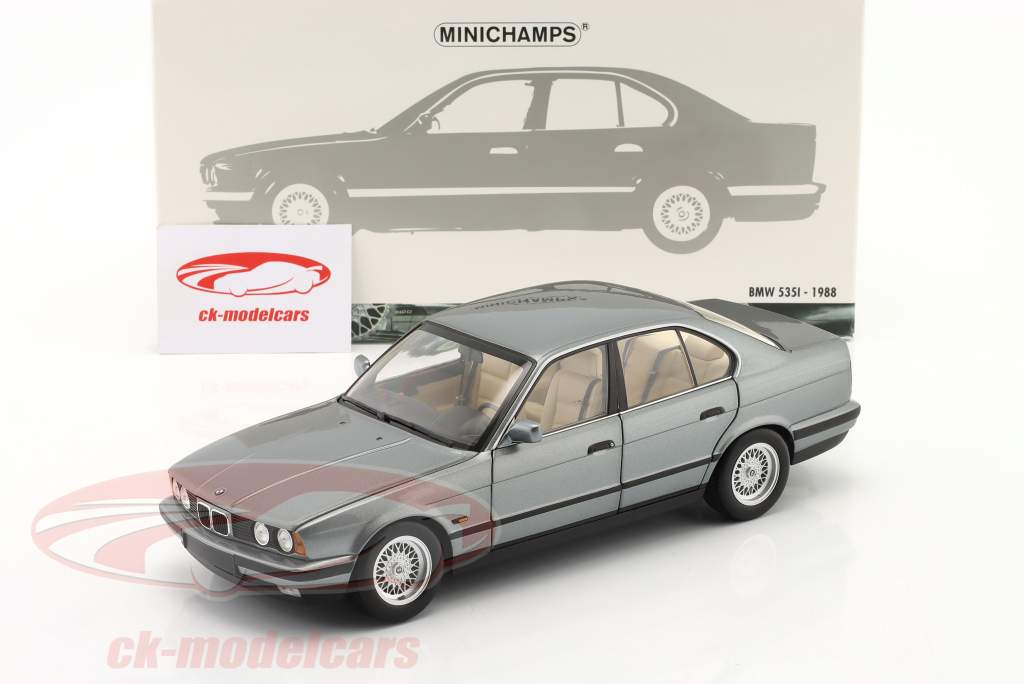 BMW 535i (E34) ano de construção 1988 Cinza metálico 1:18 Minichamps