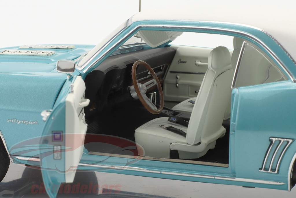Chevrolet Camaro RS 350 tapa de vinilo Año de construcción 1969 Azul claro / Blanco 1:18 GMP