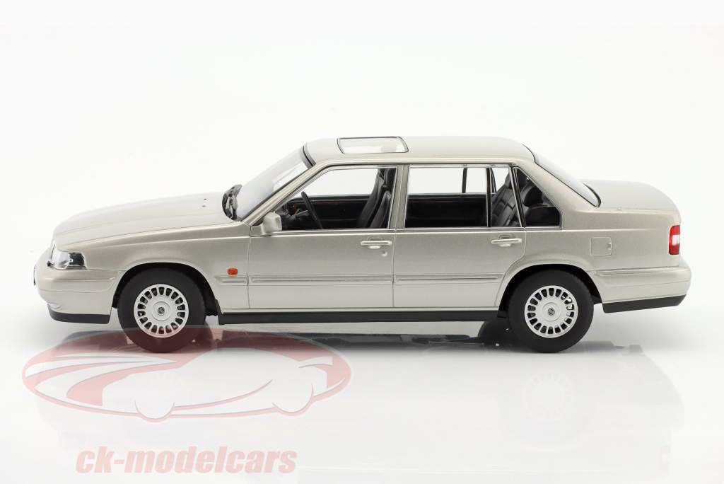 Triple9 1:18 Volvo 960 Baujahr 1996 silber metallic T9-1800301 