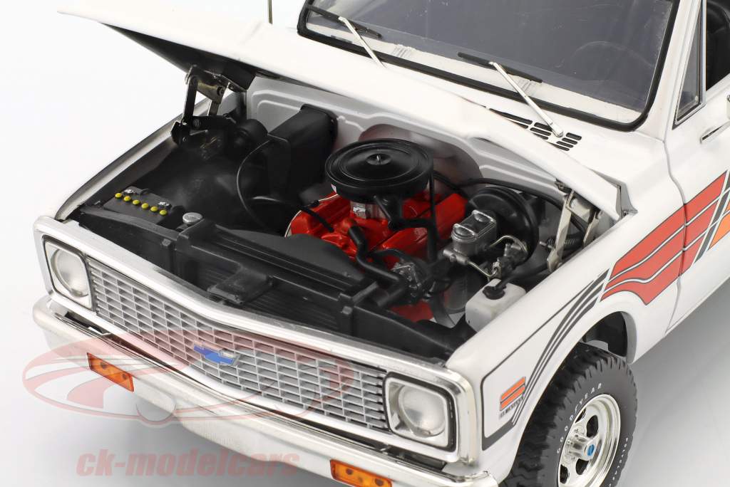 Chevrolet K5 Blazer year 1972 white / red 1:18 GMP