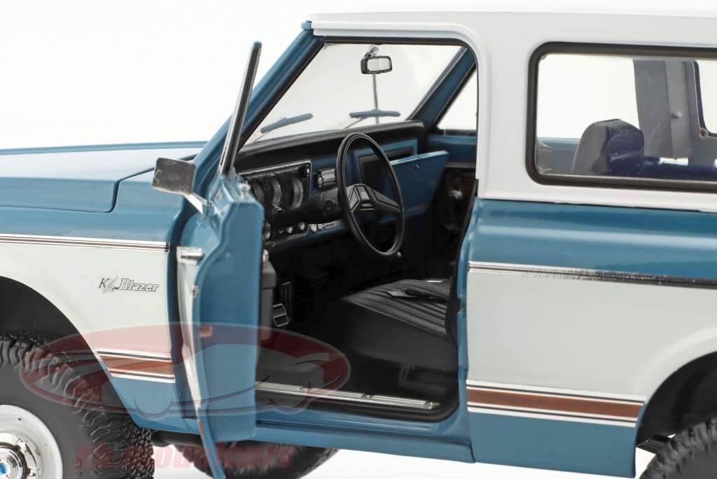 Chevrolet K5 Blazer Offroad Version Byggeår 1972 hvid / blå 1:18 GMP