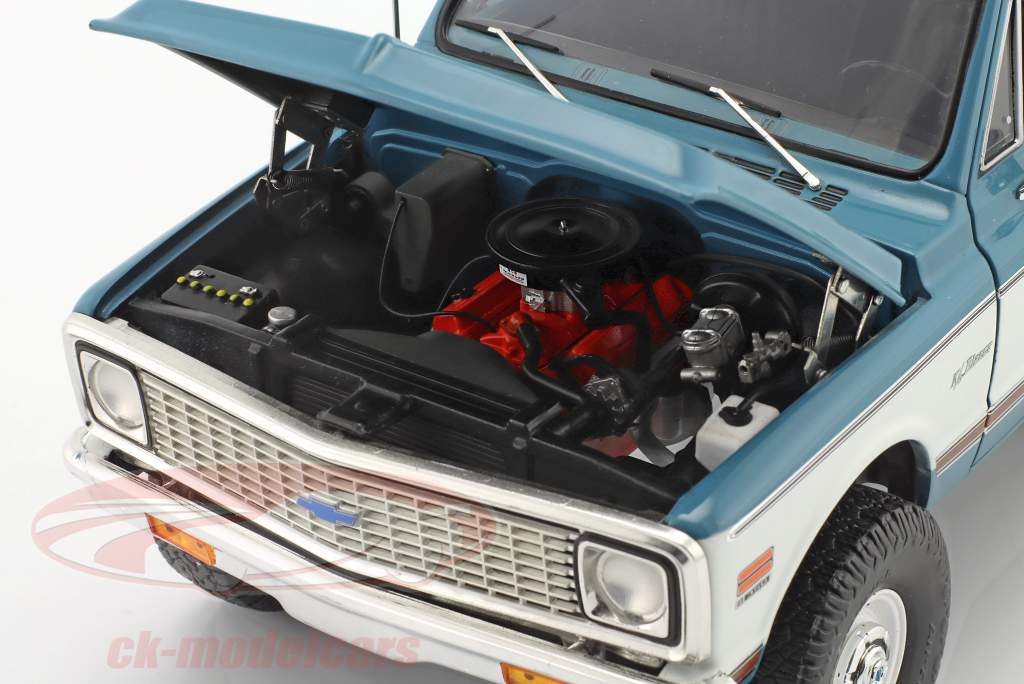 Chevrolet K5 Blazer Offroad Version Año de construcción 1972 Blanco / azul 1:18 GMP