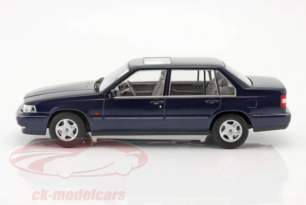Volvo 960 Bouwjaar 1996 donkerblauw metalen 1:18 Triple9